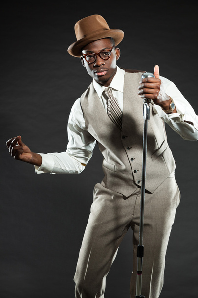 Вінтажний чорношкірий афроамериканський джазовий музикант
. - Фото, зображення