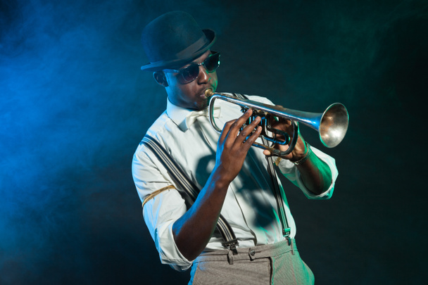 schwarzer afrikanisch-amerikanischer Jazzmusiker. - Foto, Bild