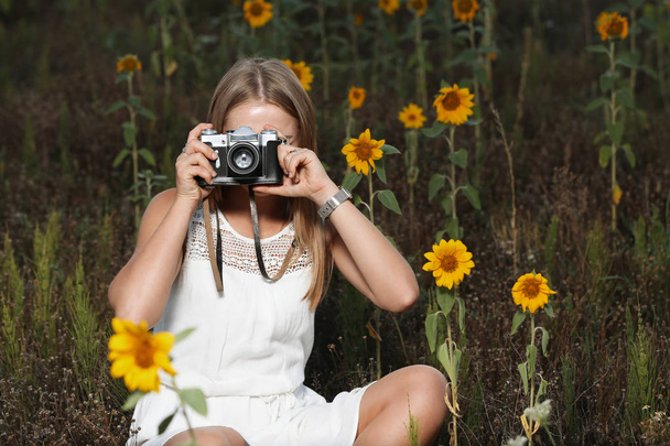 bella giovane ragazza fotografo con macchina fotografica sulla natura
 - Foto, immagini