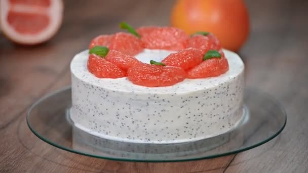Homemade cake with grapefruit - Footage, Video