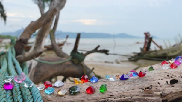 värikkäitä timantteja on männyn mädäntyneessä puussa. Se on tarina merirosvosta, joka ryösti tavaroita merimiehiltä, jotka asuvat tällä saarella aarteena.Laivan hylky on mudassa
  - Materiaali, video