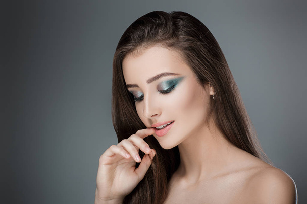 beautiful woman with green evening make-up - Fotografie, Obrázek