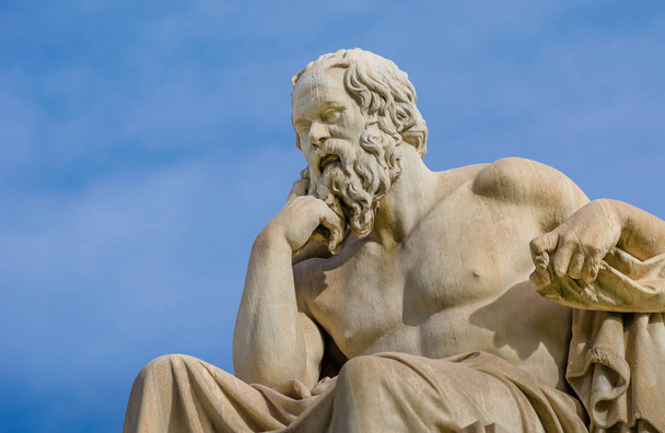 Nahaufnahme eines der größten Philosophen des griechischen Sokrates reflektiert den Sinn des Lebens vor blauem Himmel. - Foto, Bild