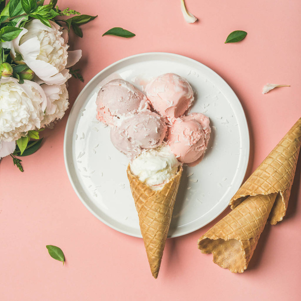 Strawberry and coconut ice cream - Foto, Imagen
