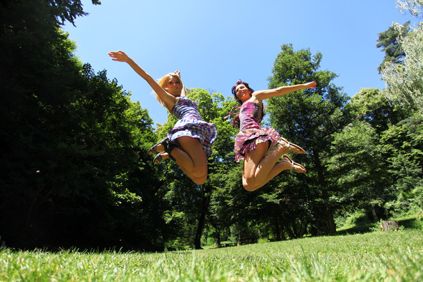 Chicas saltando
 - Foto, imagen