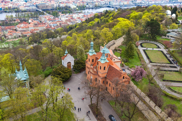 Kathedraal van St. Lawrence op de Petrin-heuvel in Praag, Tsjechië. Van bovenaf bekijken. - Foto, afbeelding
