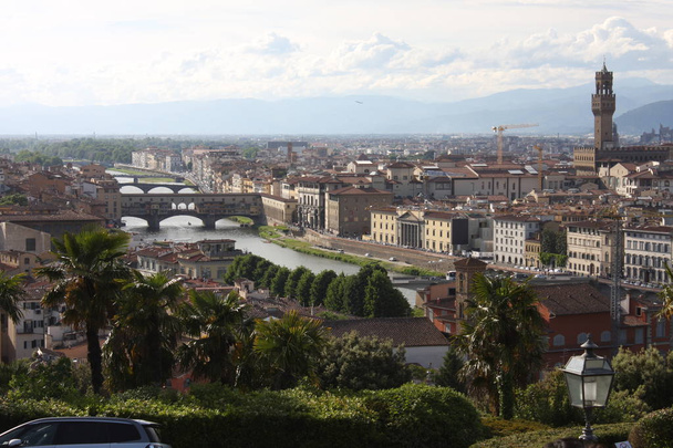 Πανόραμα της πόλης της Φλωρεντίας στην Ιταλία με γέφυρες. - Φωτογραφία, εικόνα