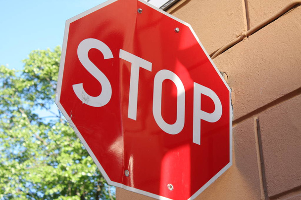 Stoppschild im Straßenverkehr - Foto, Bild