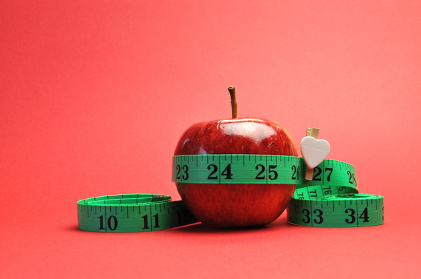 Neujahrsauflösungsziel Gewichtsverlust Konzept. mit rotem Hintergrund - Foto, Bild
