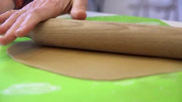 gördülő ki a tésztát közelről - Felvétel, videó
