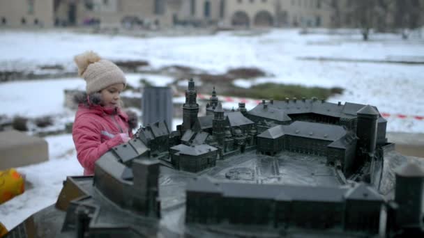 Two little beautiful girls walk in Wawel, is fortified architectural complex erected on left bank of Vistula river in Krakow, Poland. - Footage, Video