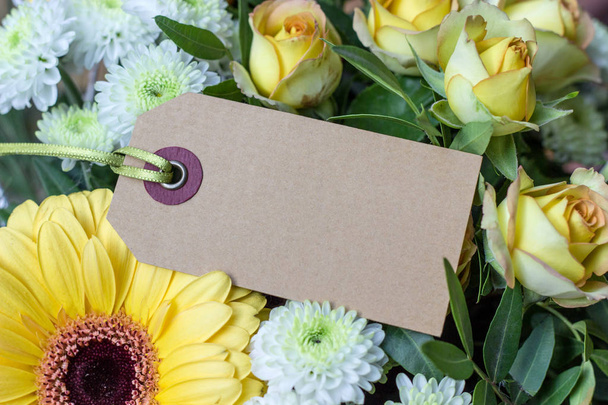 schöner Strauß / Strauß mit gelben und weißen Rosen, Gerbera, Chrysanthemen und Karte mit Kopierraum  - Foto, Bild
