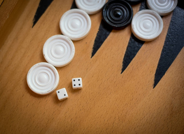 Puinen Backgammon aluksella lähtö ja noppaa
 - Valokuva, kuva