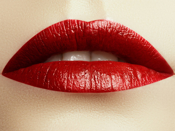 Szczelnie usta kobiety makijaż moda czerwony. Piękne kobiece usta, usta pełne idealny makijaż. Klasyczne Wizaż. Część kobiet twarz. Makro pchnięciu piękny makijaż na pełne usta. - Zdjęcie, obraz