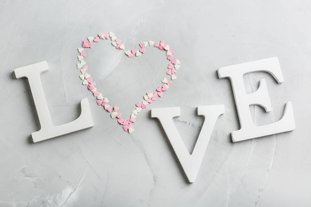 Ημέρα του Αγίου Βαλεντίνου διακοπές κείμενο λέξη αγάπη με ροζ καρδιά - Φωτογραφία, εικόνα