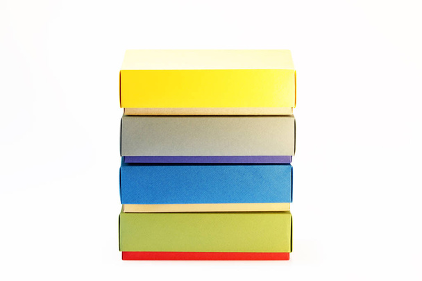 Néhány színes papír doboz színes karton csomagolás orr kapcsolatok és egyéb ajándékokat-fehér alapon. Kézzel készített. - Fotó, kép