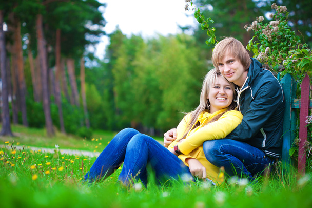 Loving couple are sitting in the sunny park. picnik - Foto, Imagen