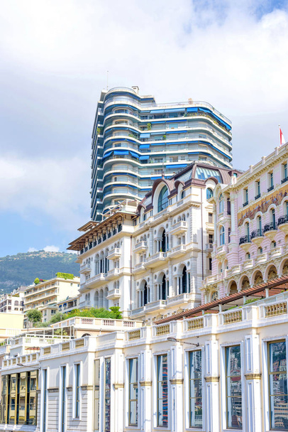 Päivänvalo aurinkoinen näkymä hotellin rakennuksiin klassinen koristeltu f
 - Valokuva, kuva