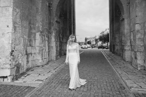 Sokak bir şehirde bir beyaz uzun elbiseli güzel gelin - Fotoğraf, Görsel