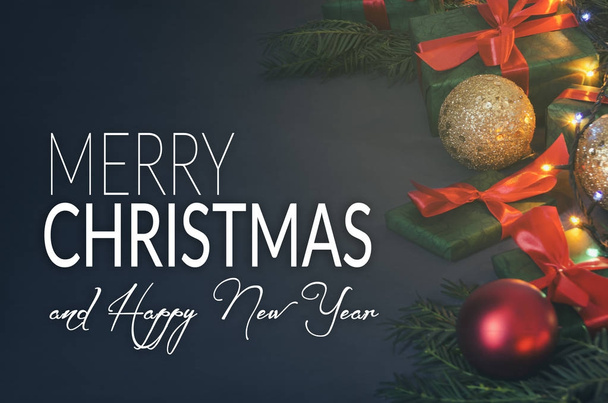 Fond de Noël avec décoration festive et texte Joyeux Noël et bonne année - Photo, image