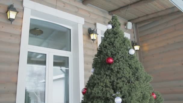 Weihnachtsbaum mit roten und weißen Luftballons - Filmmaterial, Video