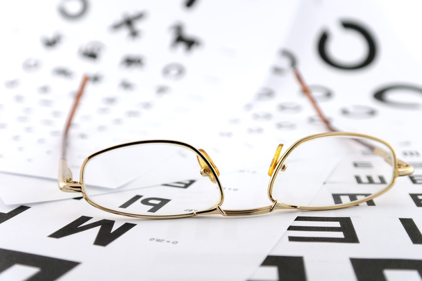 Gafas graduadas en las escamas oftalmológicas
 - Foto, imagen