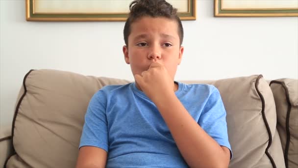 Sad preteen boy at home 2 - Imágenes, Vídeo