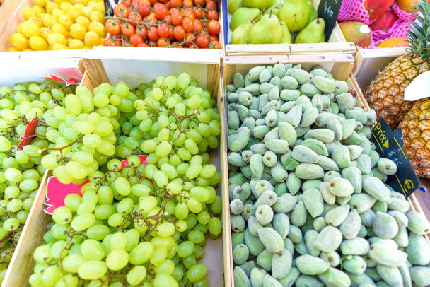 Uvas, figos, limões, tomates, peras e ananases, frescos
 - Foto, Imagem