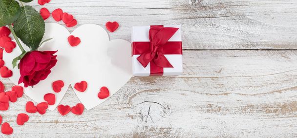 Valentijnsdag geschenk met kaart op wit hout  - Foto, afbeelding