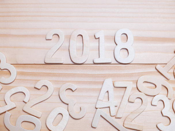 2018 r. nowy rok drewniane numer na tle drewna - Zdjęcie, obraz