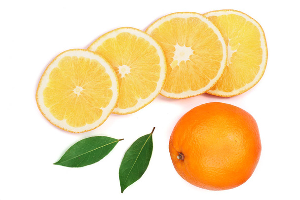 Orange mit Scheibe und Blatt isoliert auf weißem Hintergrund. flache Lagemuster. Ansicht von oben - Foto, Bild