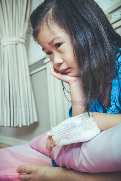Choroby azjatycki dziecko przyjęte w szpitalu z soli fizjologicznej kroplówki iv z strony - Zdjęcie, obraz