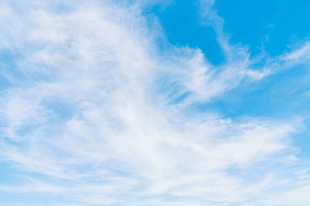 Hermosa nube blanca sobre fondo azul del cielo
 - Foto, imagen