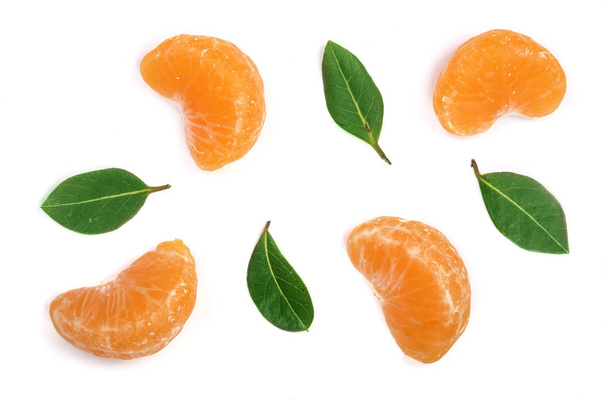 tranches de mandarine ou mandarine avec des feuilles isolées sur fond blanc. Couché à plat, vue de dessus. Composition des fruits - Photo, image
