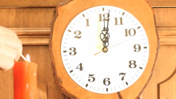 klok lopen tegen de klok in met kaars ontsteken beweging - Video