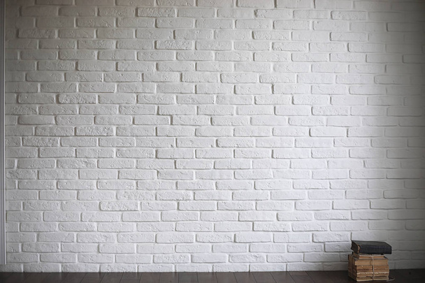Asiatique jeune novice sur un mur de briques blanches
 - Photo, image