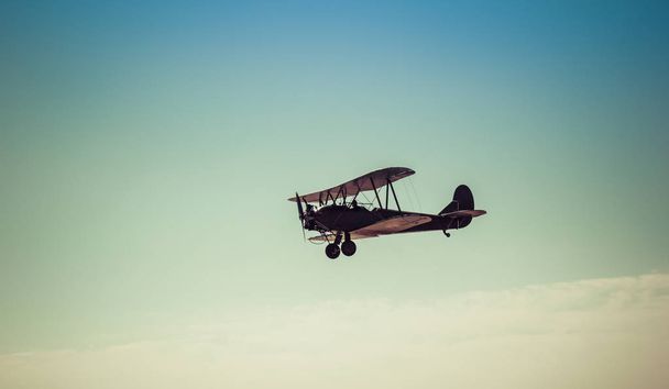 Dvouplošník na obloze, ve vzduchu - Fotografie, Obrázek