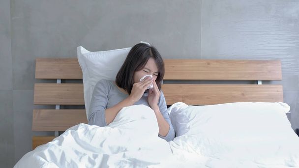 asian sick woman  lying in the bed - Foto, imagen