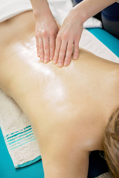 Primo piano delle mani di un massaggiatore al momento del massaggio
 - Foto, immagini