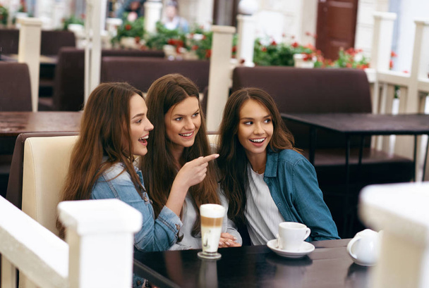 Girls In Cafe. Amis Boire du café et parler
 - Photo, image