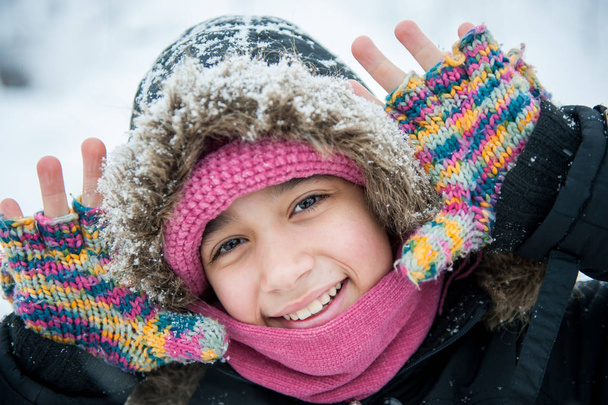 Girl in snow smiling close up portrait  - Foto, Bild