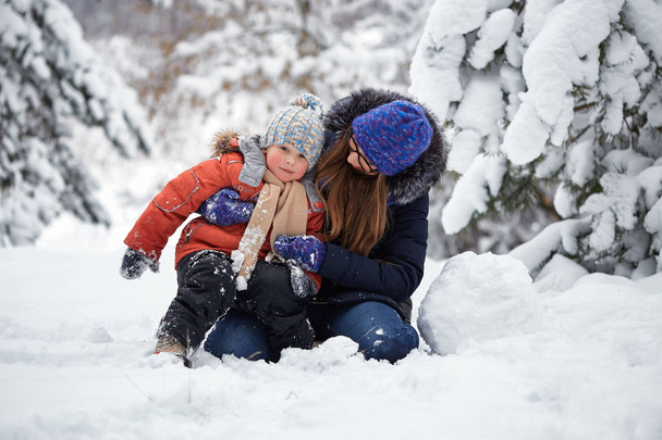 Zimowe zabawy. dziewczyna i chłopak, Dokonywanie śnieżkami. - Zdjęcie, obraz