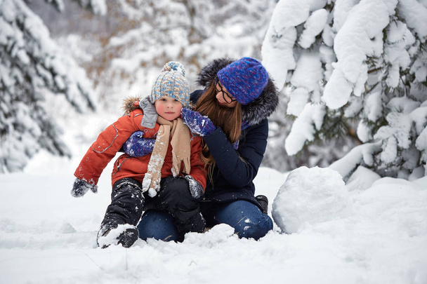 зимнее веселье. девочка и мальчик делают снежки
. - Фото, изображение