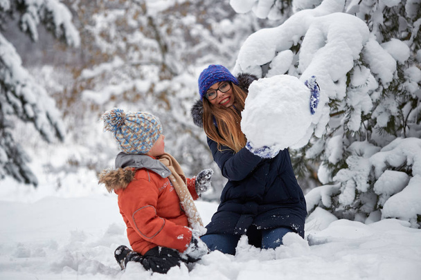 divertimento invernale. una ragazza e un ragazzo fare palle di neve
. - Foto, immagini