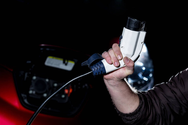 Man charged electric car - Φωτογραφία, εικόνα