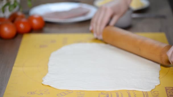 Housewife rolls pizza dough - Footage, Video