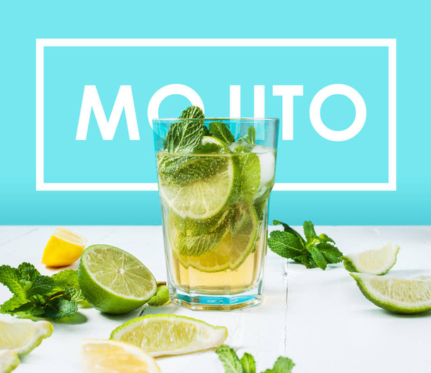 Mojito cocktail με λάιμ και μέντα σε ποτήρι ουίσκι διαλελυμένο σε ένα ξύλο t - Φωτογραφία, εικόνα