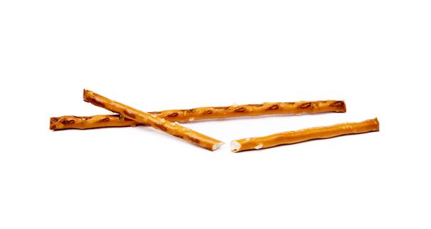 zoute kraker pretzel sticks geïsoleerd op witte achtergrond - Foto, afbeelding