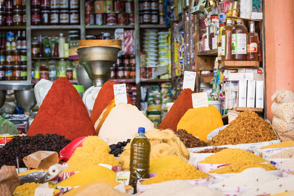 Выбор специй на традиционном марокканском рынке (базар) в M
 - Фото, изображение