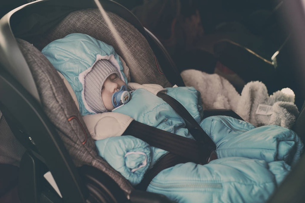 transportation of newborn in car - Foto, imagen